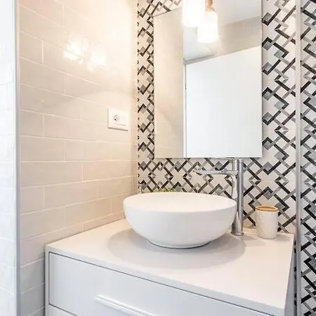 New* Chic Apartment- Heart Of The Center Of